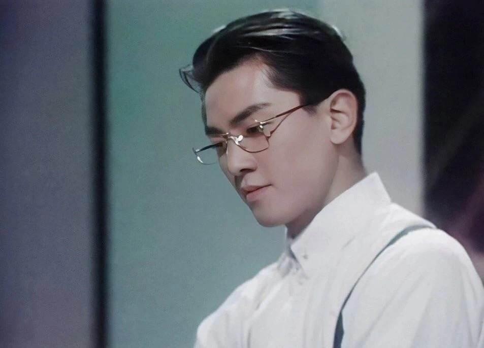 戴眼镜的男演员
